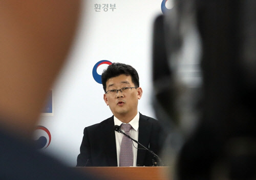 김정환 환경부 교통환경과 과장이 지난달 9일 정부세종청사에서 메르세데스-벤츠코리아, BMW코리아, 포르쉐코리아 등 3개 자동차 수입사에서 배출가스 인증 서류 위조와 변경 인증 미이행 등의 사실을 확인함에 따라 인증 취소와 과징금 부과한다고 밝히고 있다.  연합뉴스